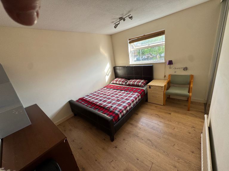 Nice, good size, double room in shared house in good location