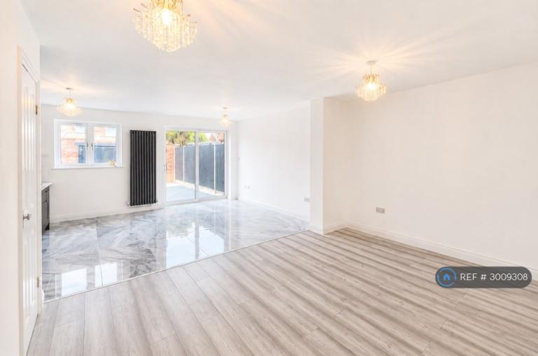 8 bedroom house in Langdale Drive, Hayes, UB4 (8 bed) (#3009308)