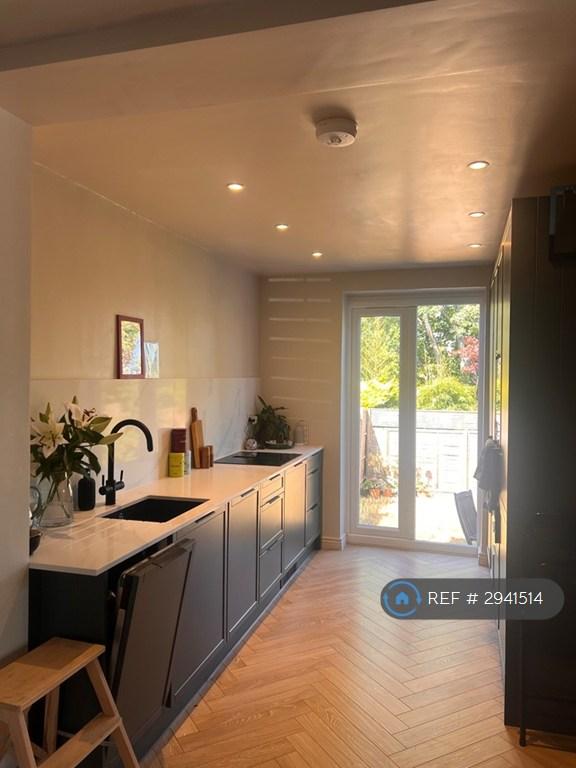 2 bedroom flat in Oriental Road, Woking, GU22 (2 bed) (#2941514)