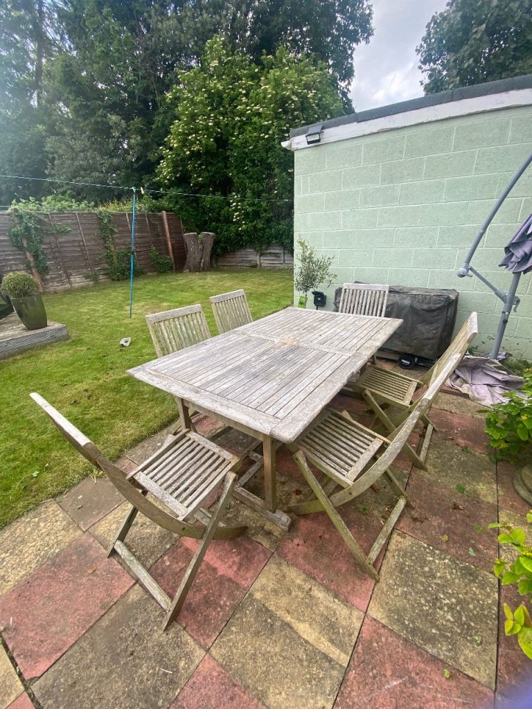 Hardwood extendable garden table and 6 chairs 