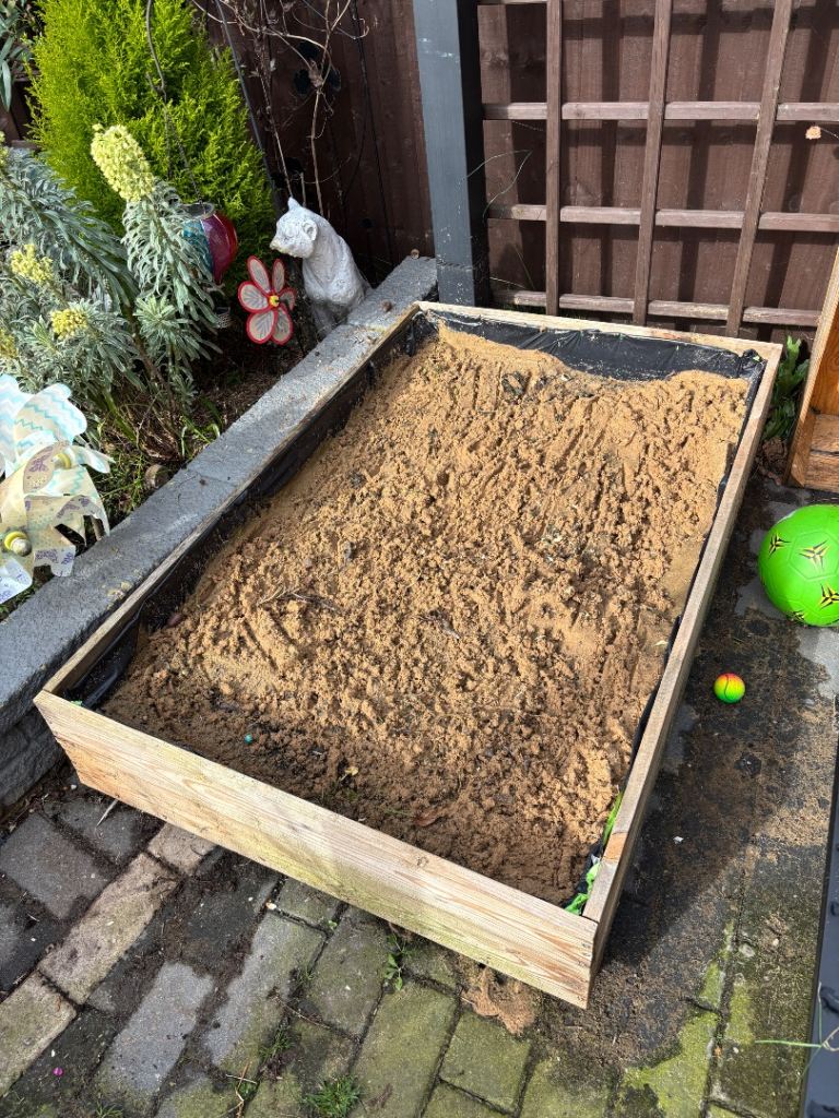 Kids sandpit with sand – FREE
