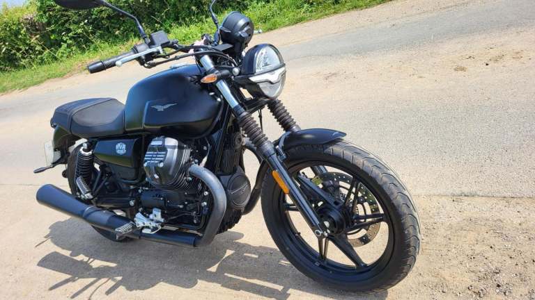 2022 22 MOTO GUZZI V7 IV STONE 3k MILES ONLY BLACK RETRO NAKED CLASSIC STYLING