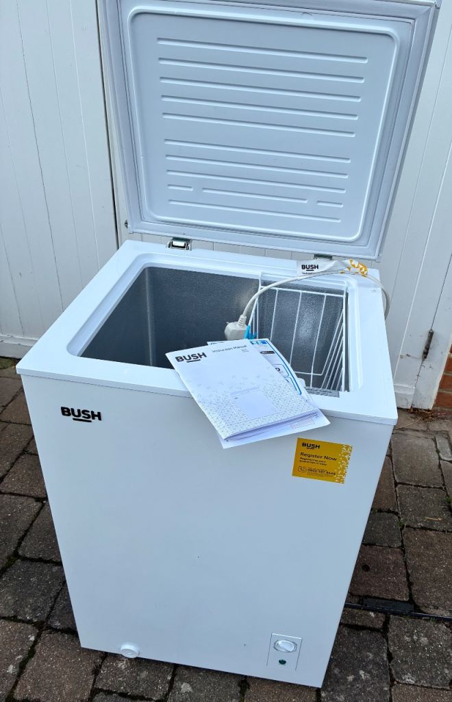 Free standing chest freezer 