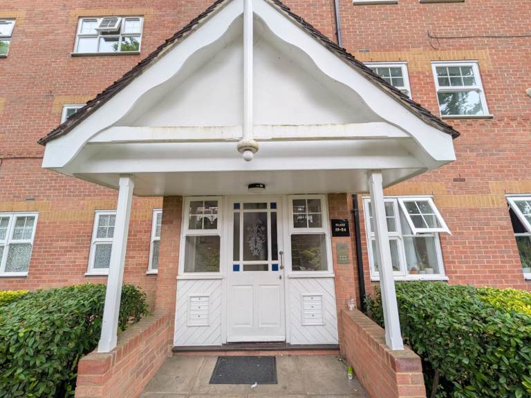 Spacious first floor 2 bedroom apartment located just off Whetstone High Road.