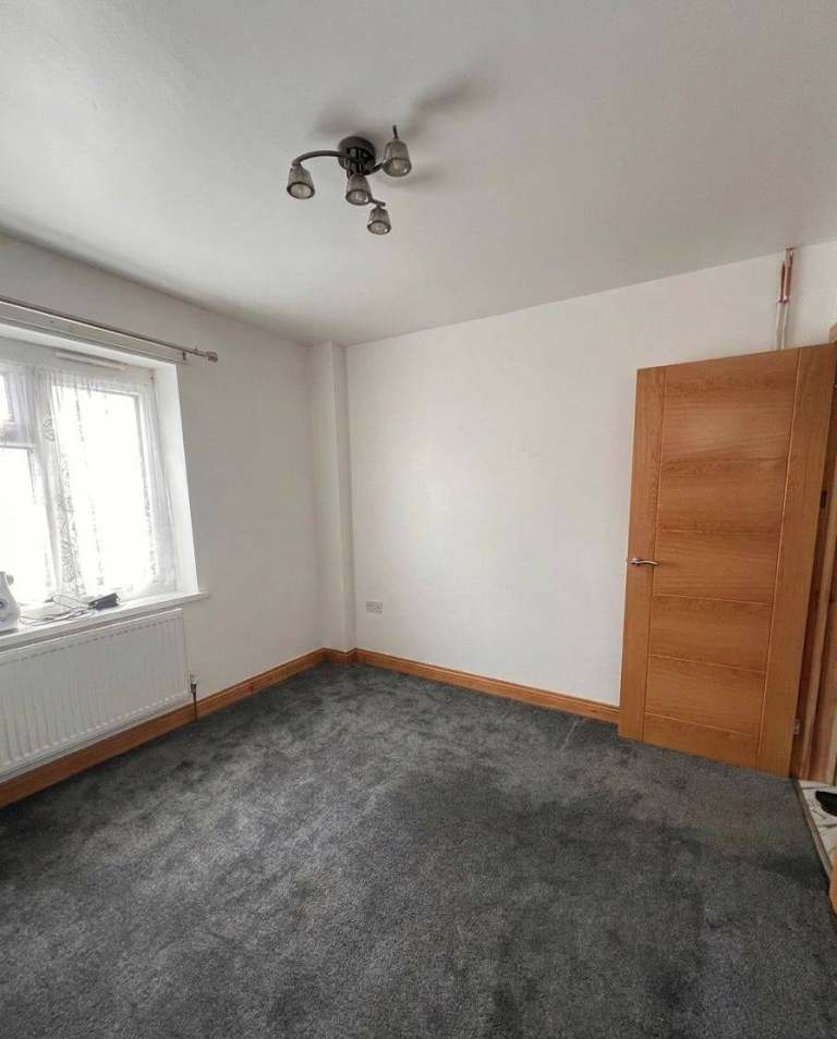Spacious Double Room Available in Friendly Family Home – All Bills Included