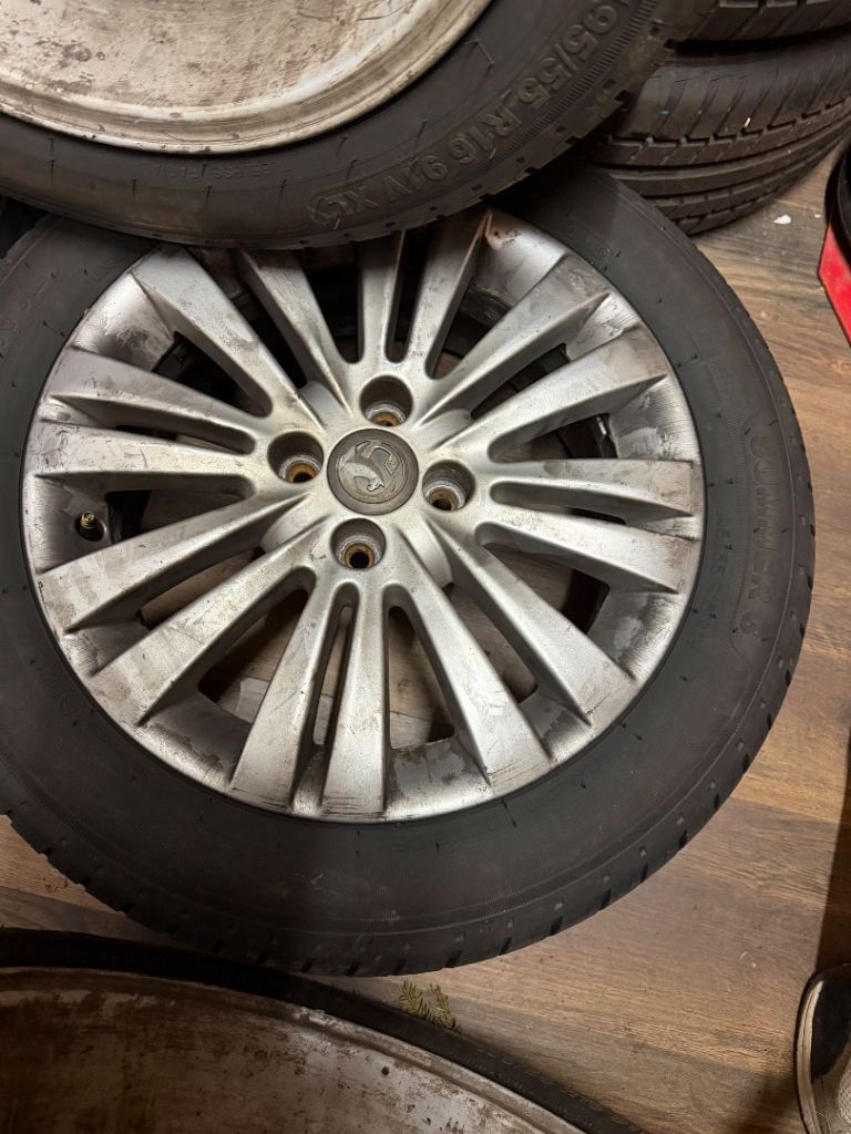 Corsa D E 16” alloy wheels with new tyres 195/55/16