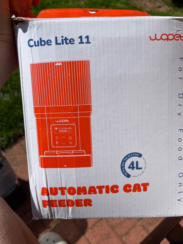 Automatic cat feeder with batteries