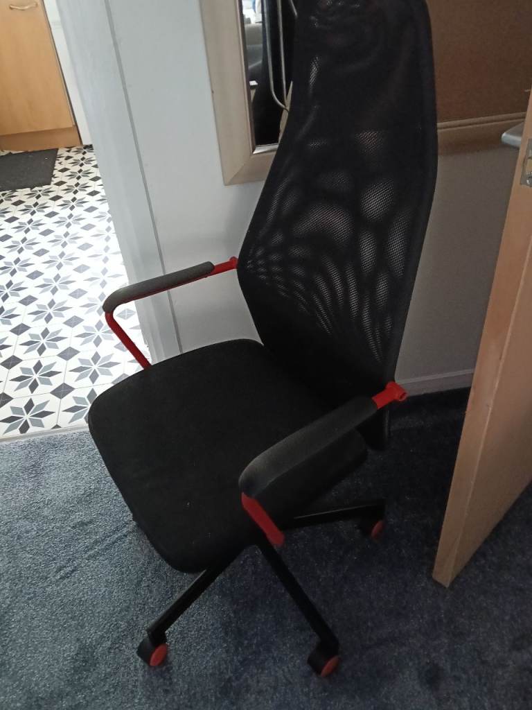 Black Mesh Ergonomic Computer Office Chair Swivel and Castors.