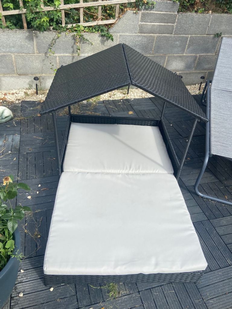 Extendable canopy dog bed