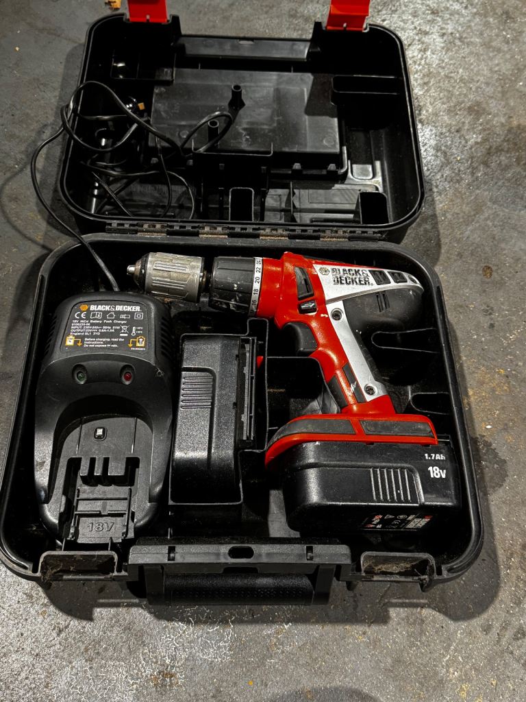 Black & Decker 18v Drill X2 Batteries, Charger & Case