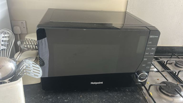 Hotpoint MWH 26321 MB Extra Space Crisp Microwave