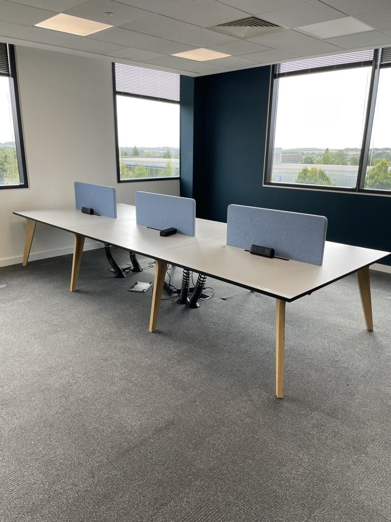 Pod of 6 desks with partitions 4.2m x 1.6m 