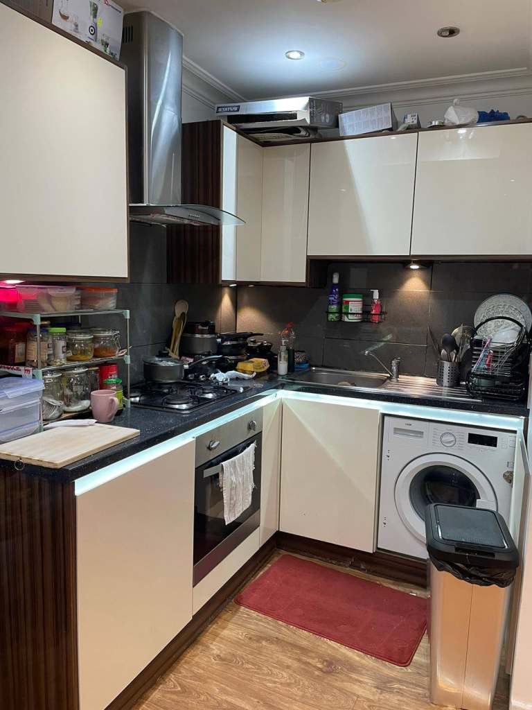 Purpose built 2 Bedroom Top Floor Flat Inayat House E7 8AF