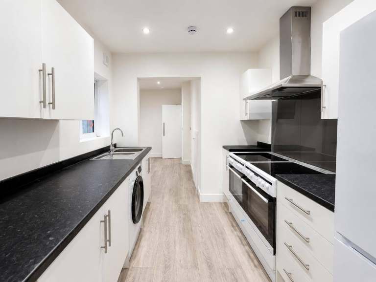 5 Bed HMO Nottinghamshire NG18 Near Mansfield Community | COMPANY LET ALLOWED