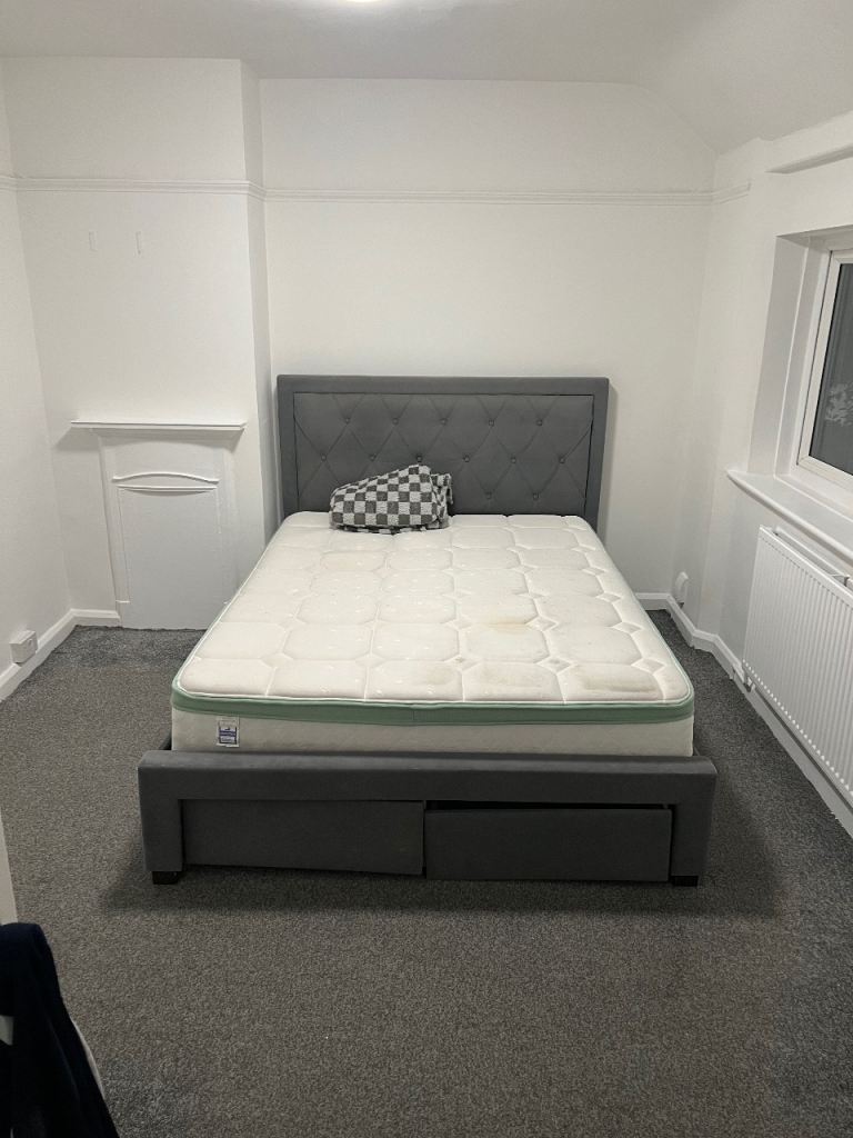 Double room to let 