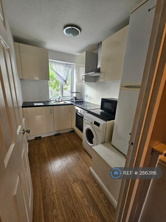 1 bedroom flat in Pier Way, London, SE28 (1 bed) (#2863116)