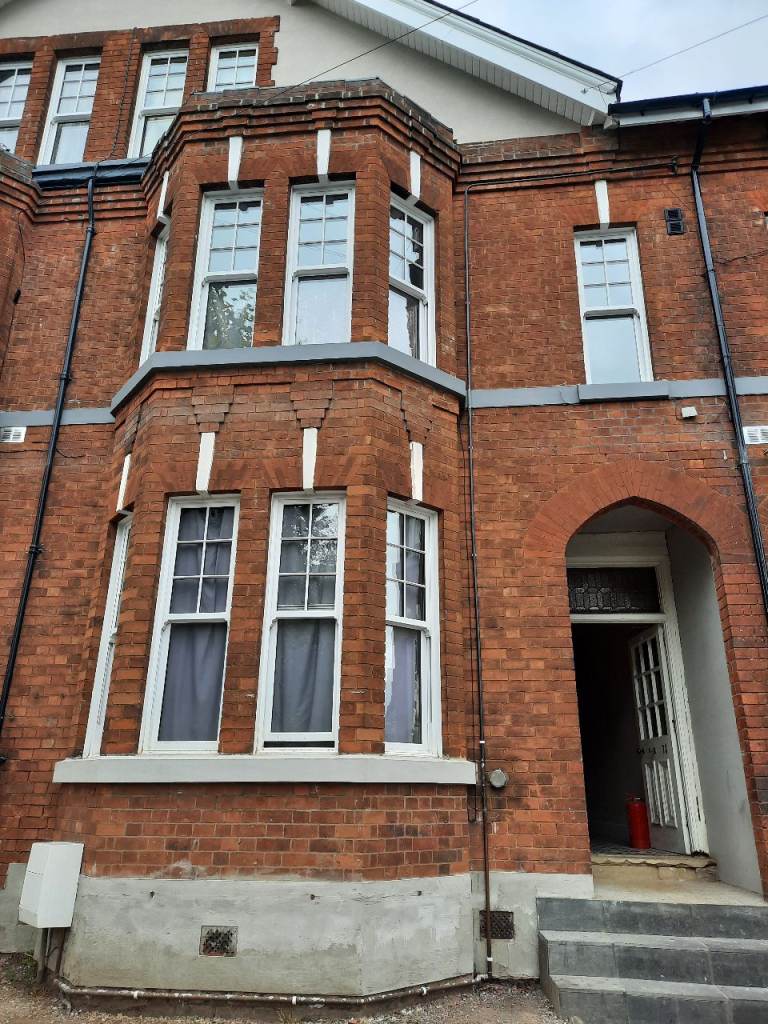 CLOSE TO RUGBY TOWN CENTER, GOOD QUALITY ENSUITE ROOM WITH KITCHENETTE. £675 PER MONTH