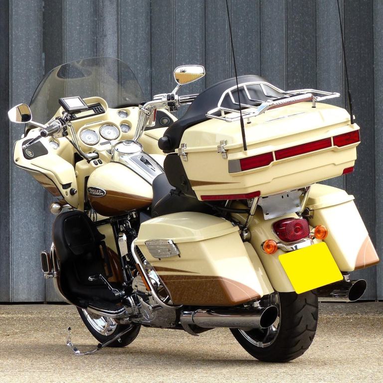 Harley Davidson FLTRUSE CVO Road Glide Ultra 1801cc – Rare collectors machine.