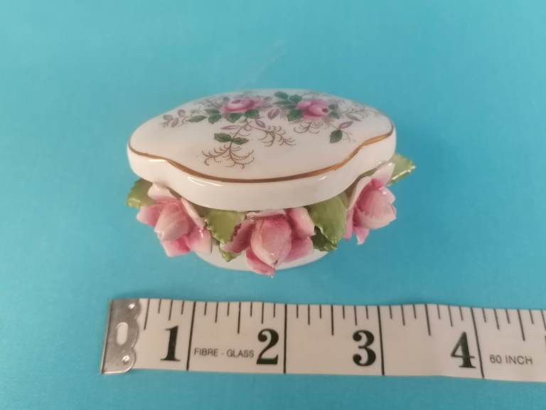 Royal Albert Lavender Rose Vintage Small Roses in open Pot. Good condition.