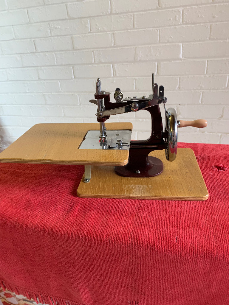 image for MINIATURE VINTAGE SEWING MACHINE ESSEX MODEL 