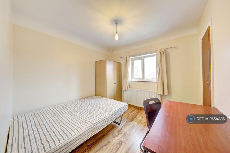 6 bedroom house in Addison Gardens, Surbiton, KT5 (6 bed) (#2658336)