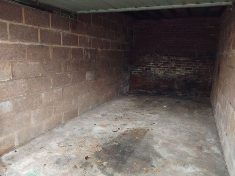 Garage to let  with power