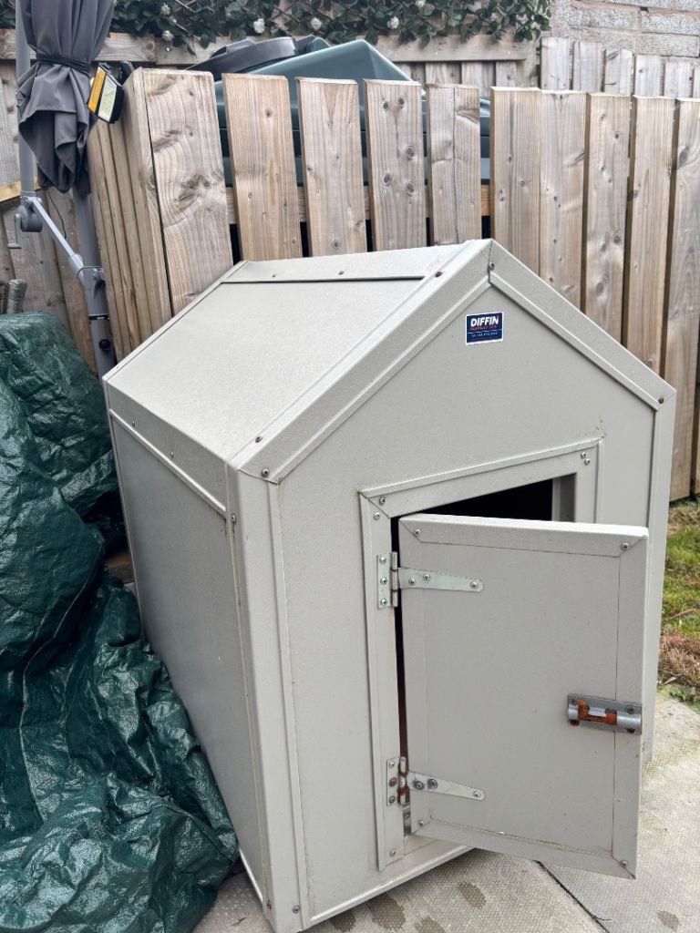 Dog box £100