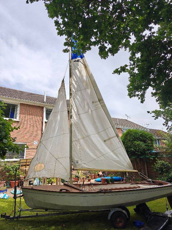 Leader sailing dingy, launch and road trailer 