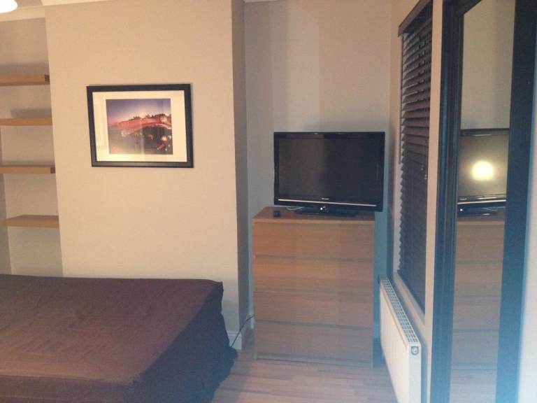NO AGENCIES-LARGE DOUBLE ROOM CLEAN AND QUIET HOUSE, 3 MIN WALK TOTTENHAM HALE TUBE, WIFI, CLEANER