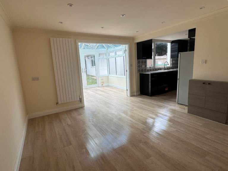 Single room available in Furnace Green (bills included)
