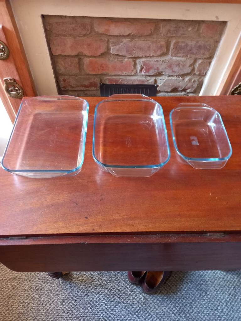 3 Pyrex dishes all 6cm deep,2x35 by 23cm 1x 28 by 18cm