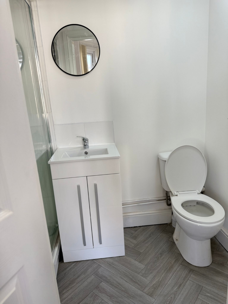 Spacious & Cosy Ensuite Room for Rent in - WV3 9NE