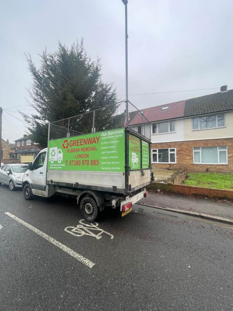 Rubbish removal needed in Nw11 8bd.