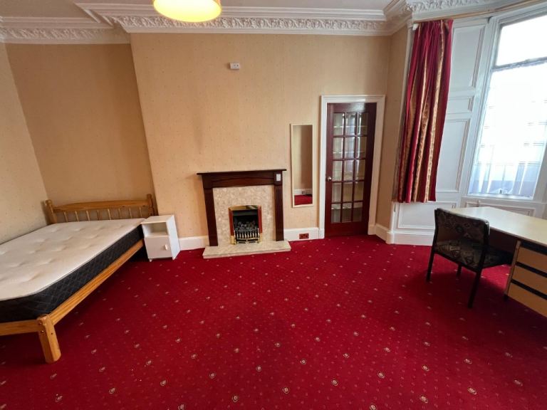 3 bedroom flat in Savile Place, Liberton, Edinburgh, EH9 3EB
