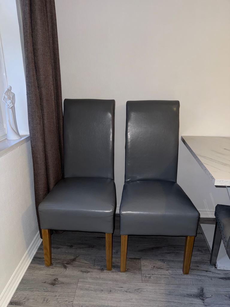 2x dining chairs 