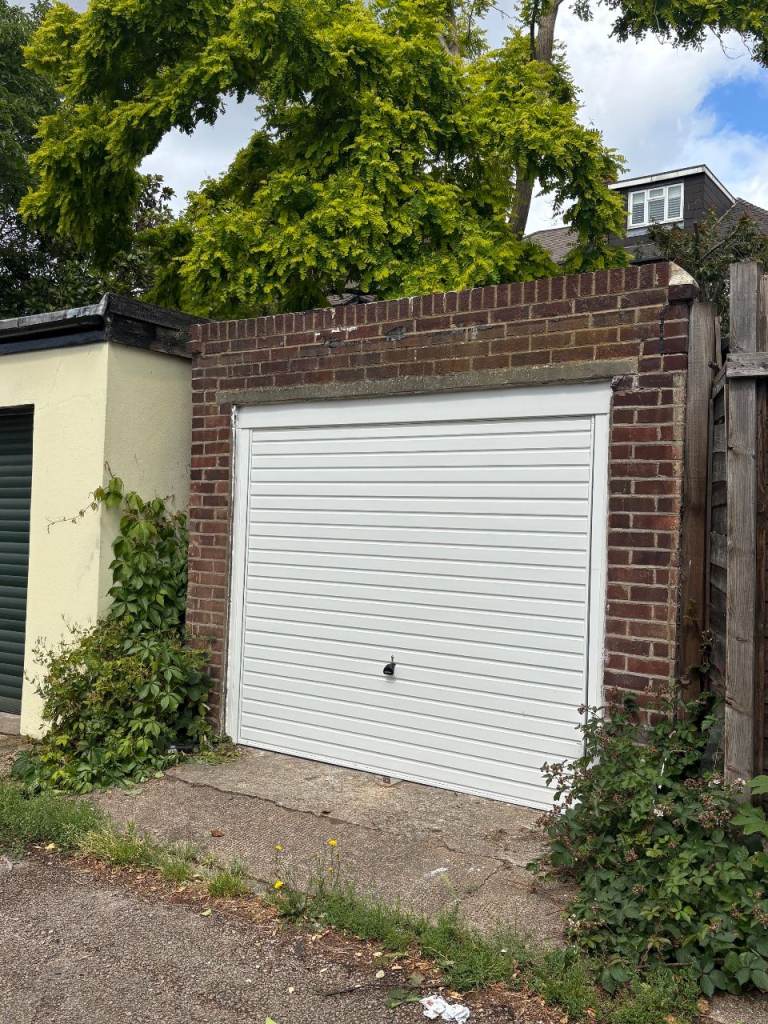 Large Private Garage for rent - 6 mins walk to Gunnersbury Tube/Overground