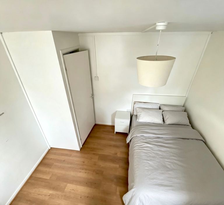 Rent *** Double Room - East Crescent N11 3AU