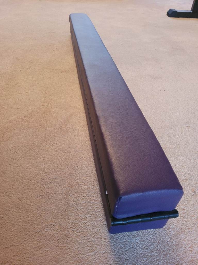 Foldable gymnastics beam 