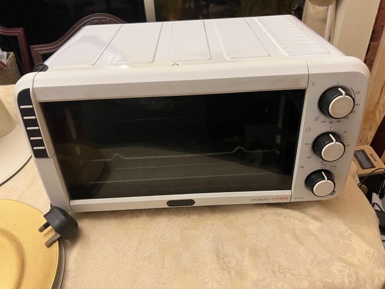 Electric Delonghi Sfornatutto  mini oven ideal for small accommodation or camping & Caravanning