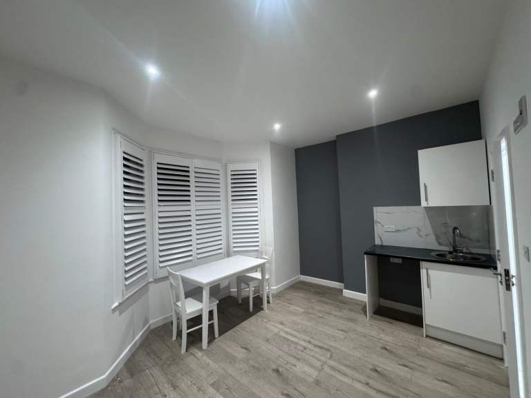 Studio Room Available – Westbury Road, KT3