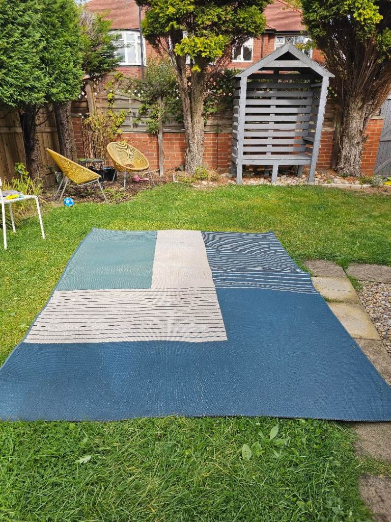Misc free items inc rug, dining chairs, trampoline mat