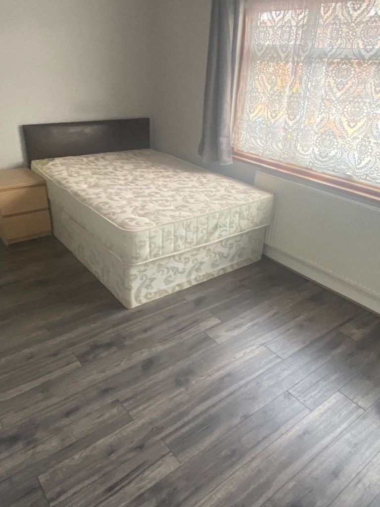 Large double room for rent 