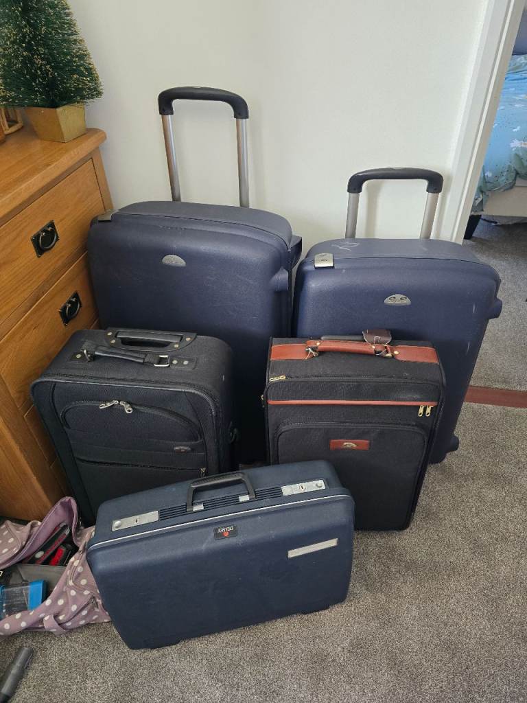Job lot of 5 suitcases 
