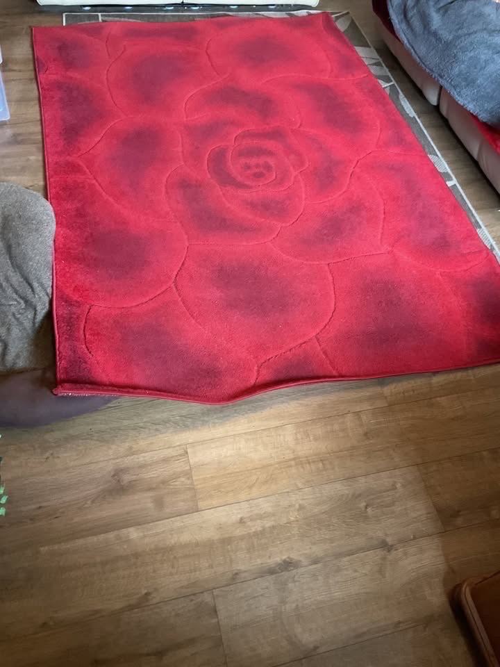Belgravia Red Carved Floral Rug (160cm x 230cm)