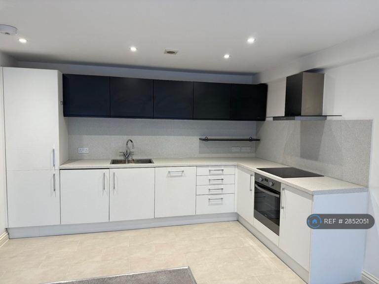 2 bedroom flat in Faversham House, South Croydon, CR2 (2 bed) (#2852051)