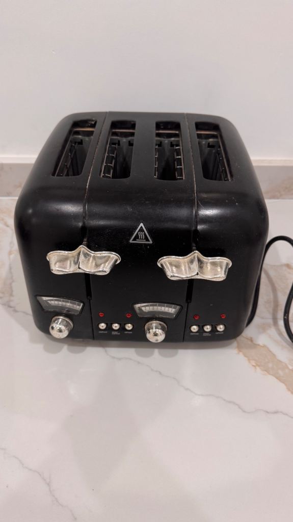 Black 4-Slice Toaster – Good Condition