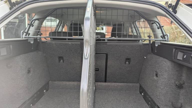 Travall dog guard and boot divider for Skoda Octavia 2012-2020