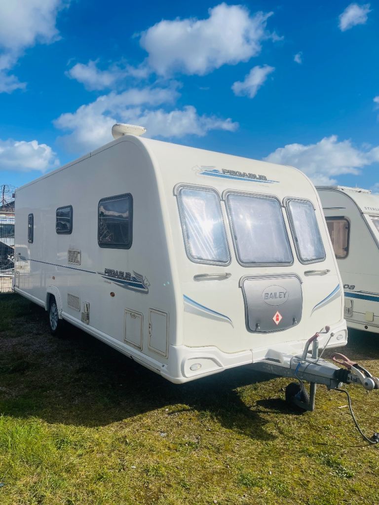 Bailey Pegasus 2010 Fixe Bed separate showers 