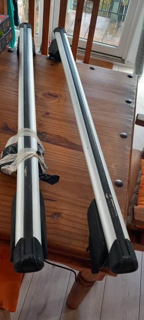 Roof bars for Kia E niro. Excellent condition