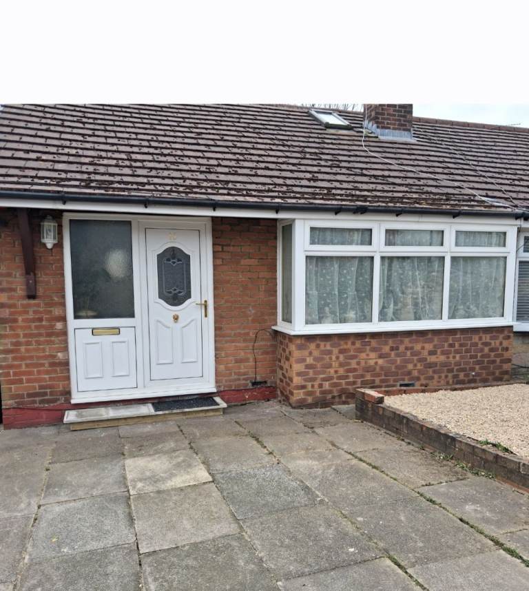 Househare double room to rent on smart semi Bolton 